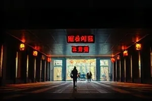 《午夜来电第七通》封面，暗色桌面上的老式电话机